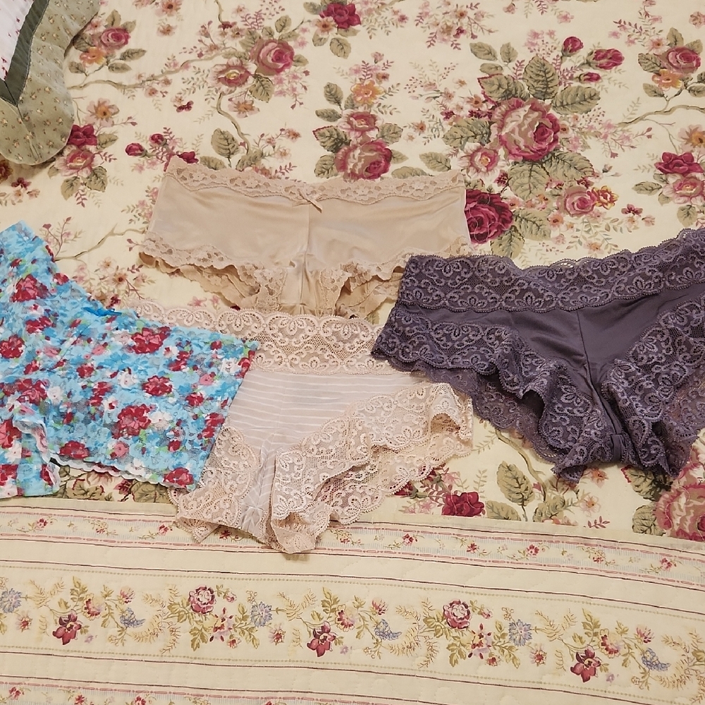 Lace Trim Women's Intimates Set - Cream, Gray, Floral